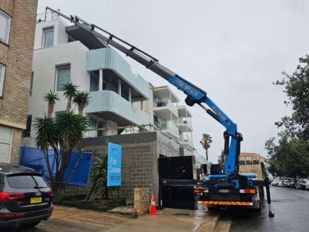 4LIFTN Crane Truck stretch to building