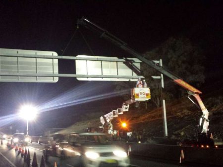 Crane trucks hire erecting sign on Sydney's Hume Hwy M7 Motorway - 4LIFTN