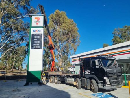 Trucks with crane lift - 711 Mobil Withers - 4LIFTN