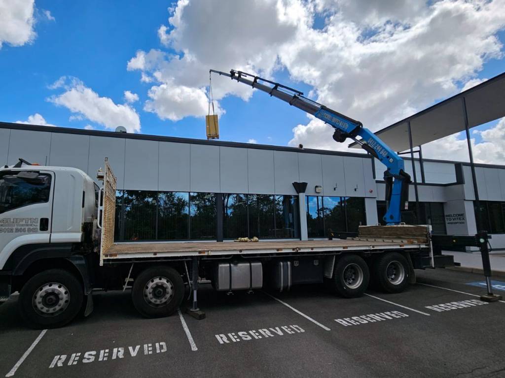 HIAB tray truck heavy lifting to roof